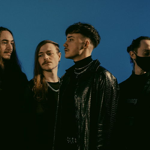 Photo du groupe ICE SEALED EYES sur fond bleu, ou les 4 membres regardent chacun dans un angle différent.