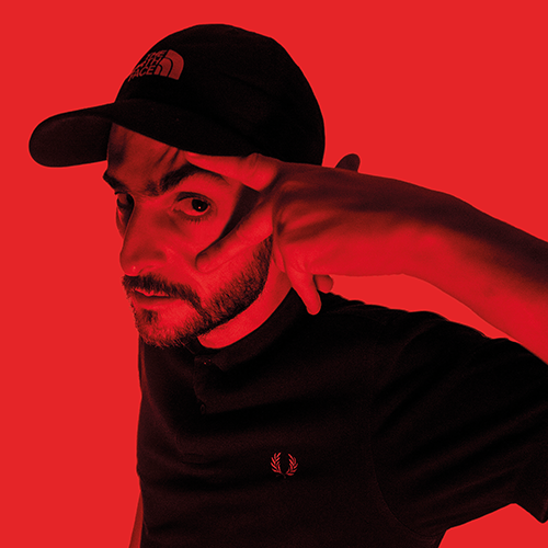 Photo d'Al'Tarba sur fond rouge.