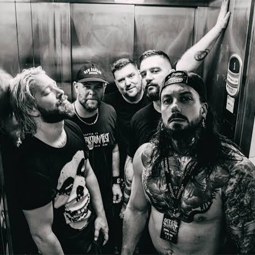 Pohot du groupe GET THE SHOT, en noir et blanc, dans un ascenseur.