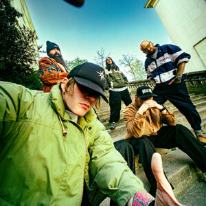 Photo du groupe Rise Of The Northstar, assis sur des marches.