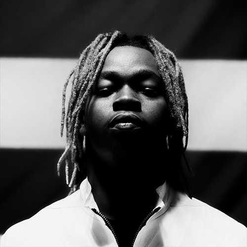 Photo en noir et blanc de l'artiste SHERRIFLAZONE en gros plan sur le visage de l'artiste.