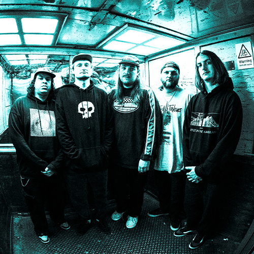 Pohto du groupe SPLIT CHAIN. La photo est en noir et blanc, avec des reflets bleu. Les membres du groupe sont debout et fixent l'objectif.