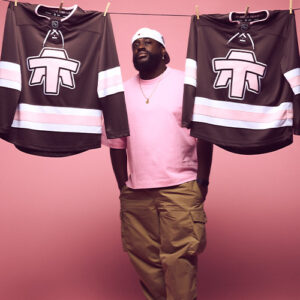Photo du rappeur TUERIE sur fond rose.