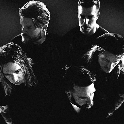 Photo en noir et blanc du groupe UNDEROATH, prise de haut.