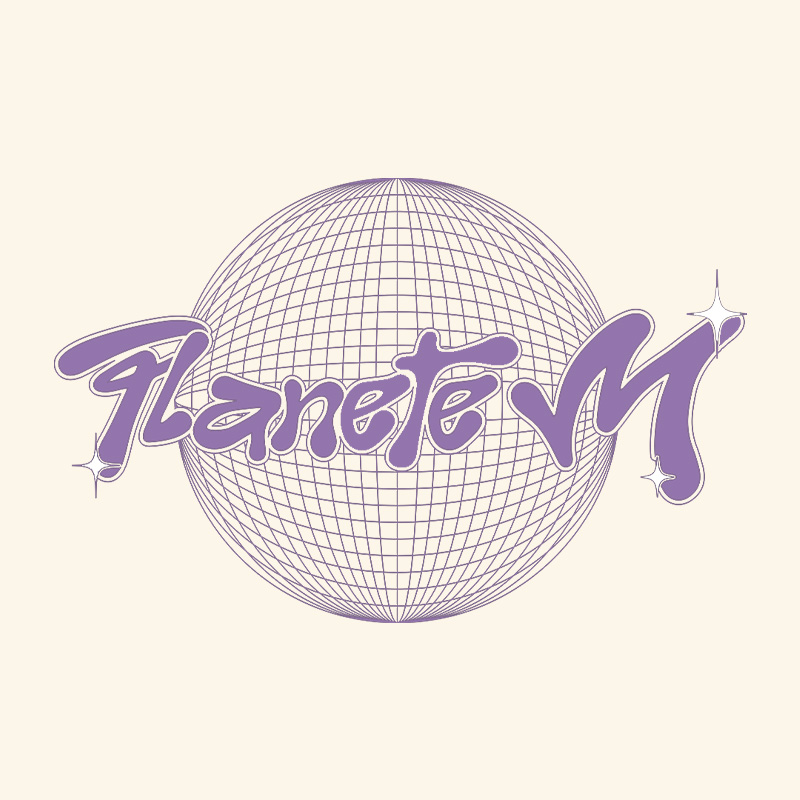 Visuel du logo de l'évènement Planète M en violet, où l'on voit une boule disco sur fond beige