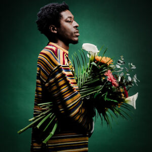 Photo d'AUPINARD de profil, tenant un bouquet de fleurs3