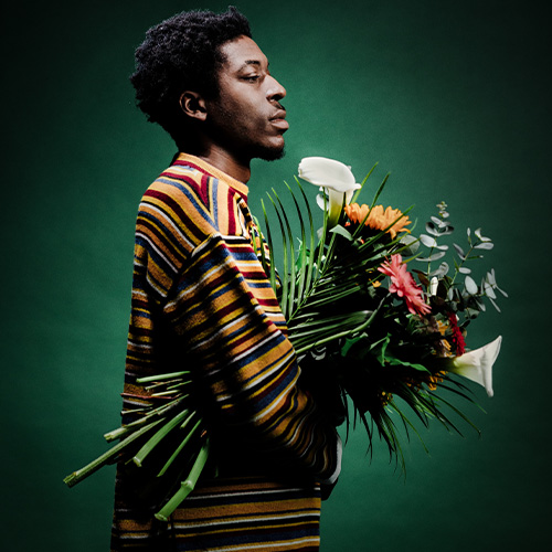 Photo d'AUPINARD de profil, tenant un bouquet de fleurs3