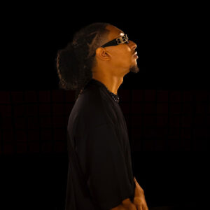 Photo de R Diddy de profil, sur fond noir.