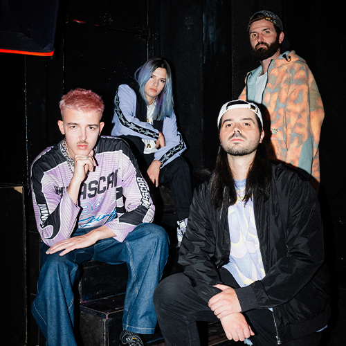 Photo des 4 membres du groupe Whust, fixant l'objectif.