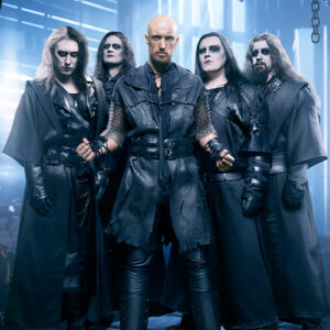 Photo des cinqs membres du groupe Beat In Black, vêtus de cuir et fixant l'objectif.