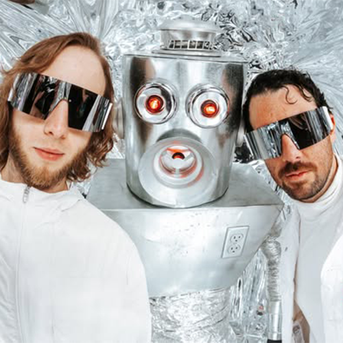 Photo des deux membres du groupe THE MESSENGER BIRDS, avec un robot entre les deux personnes, sur fond gris metallique qui rappelle l'univers science fiction.