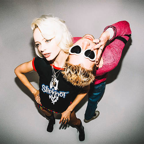 Photo des deux membres du groupe WARGASM, prise de haut.